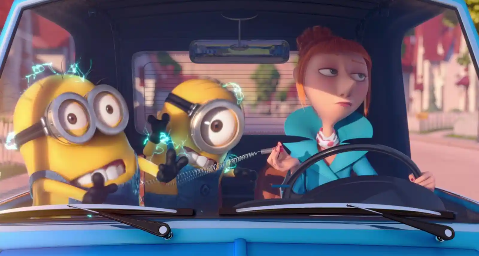 슈퍼배드 2(2013) 스틸컷, 파란 차 뒷좌석에서 전기 충격을 받아 흥분한 두 미니언즈와 운전석의 루시(빨간 머리 여성 요원)가 무표정으로 앞을 바라보는 장면