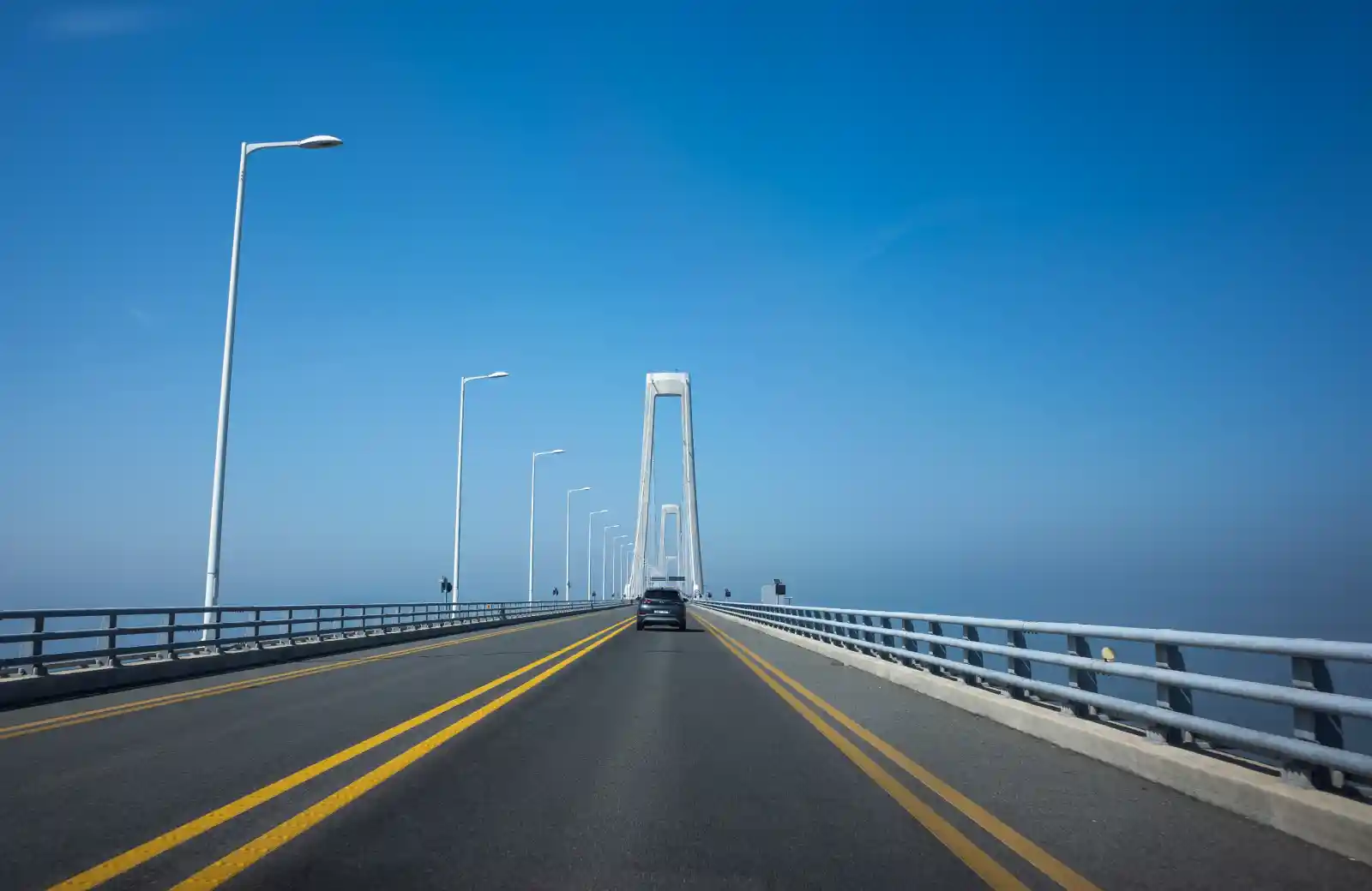 신안 천사대교 위에서 바라본 드라이빙 시점, 사장교 주탑과 맑은 하늘을 배경으로 한 도로 전경