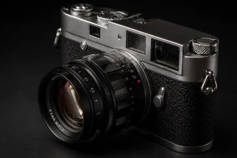 보이그랜더 Nokton 35mm f/1.2 렌즈를 장착한 라이카 M 레인지파인더 카메라 측면 제품 사진