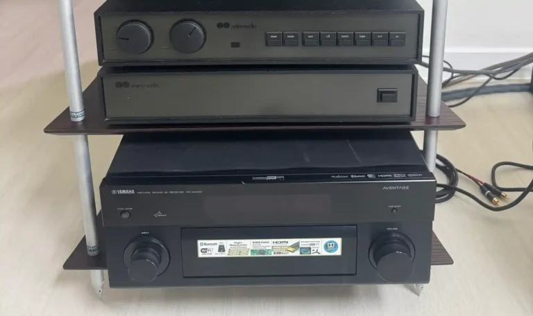 야마하 RX-A3050 Aventage AV 리시버와 네임 오디오 프리앰프가 함께 세팅된 오디오 랙