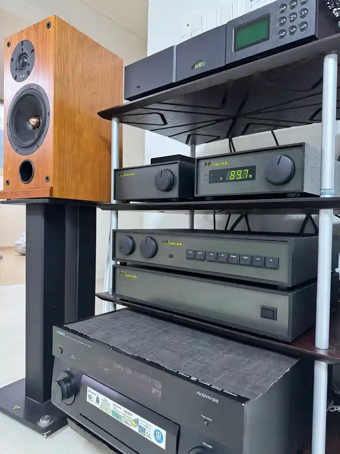 ProAc D2 스피커와 야마하 RX-A3050 Aventage, 네임 오디오 시스템이 함께 구성된 홈오디오 랙