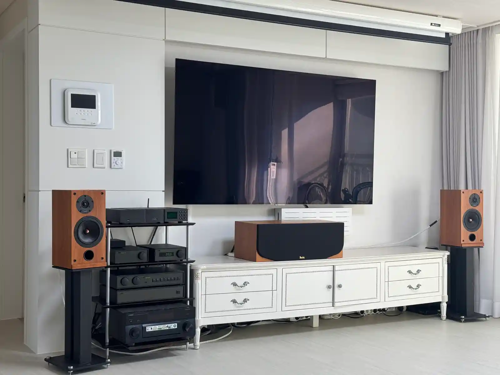 야마하 RX-A3050 Aventage와 ProAc D2 스피커로 구성된 홈시어터 및 하이파이 통합 시스템 전경