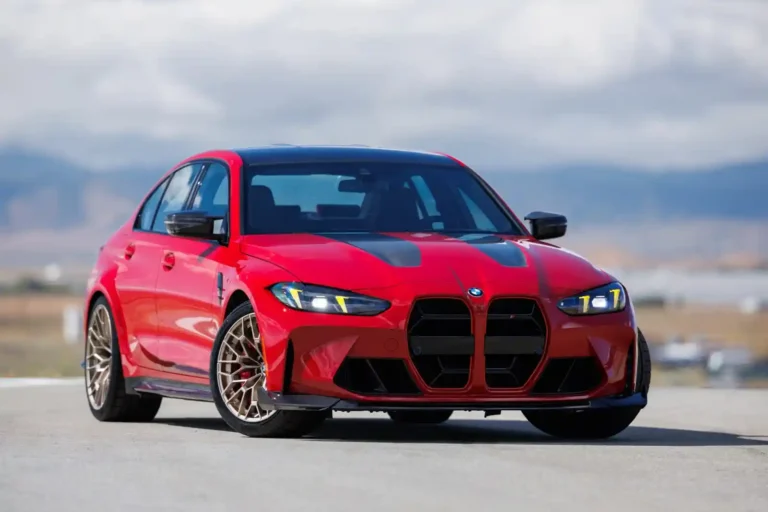 BMW M3 CS Handschalter Imola Red 전면 — 골드 휠과 CFRP 후드가 적용된 6세대 마지막 수동 한정판