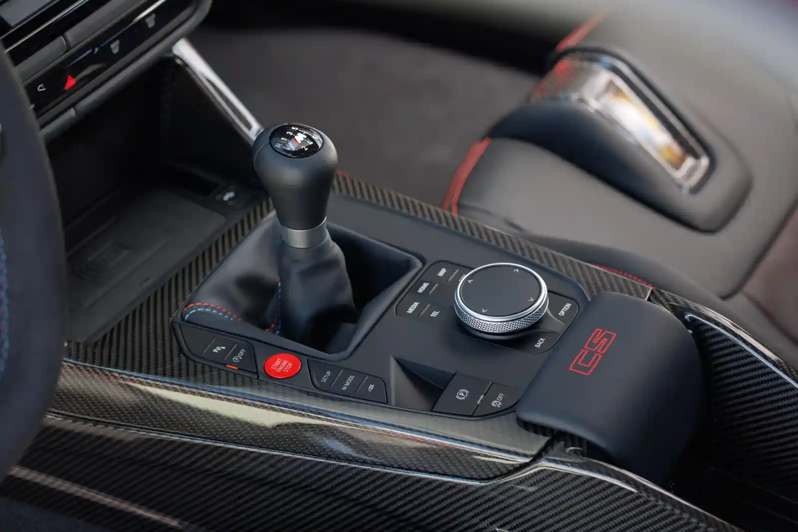 BMW M3 CS Handschalter 6단 수동 기어 레버 클로즈업 — 수동 M3 마지막 세대의 실내