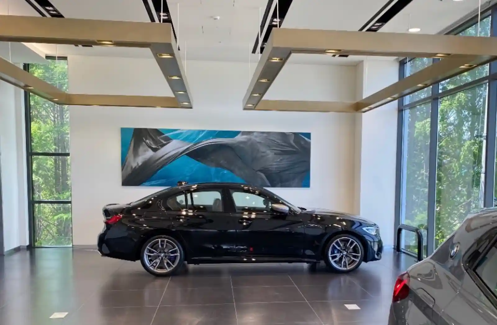세종 삼천리 모터스 쇼룸 안에 전시된 BMW M340i 측면
