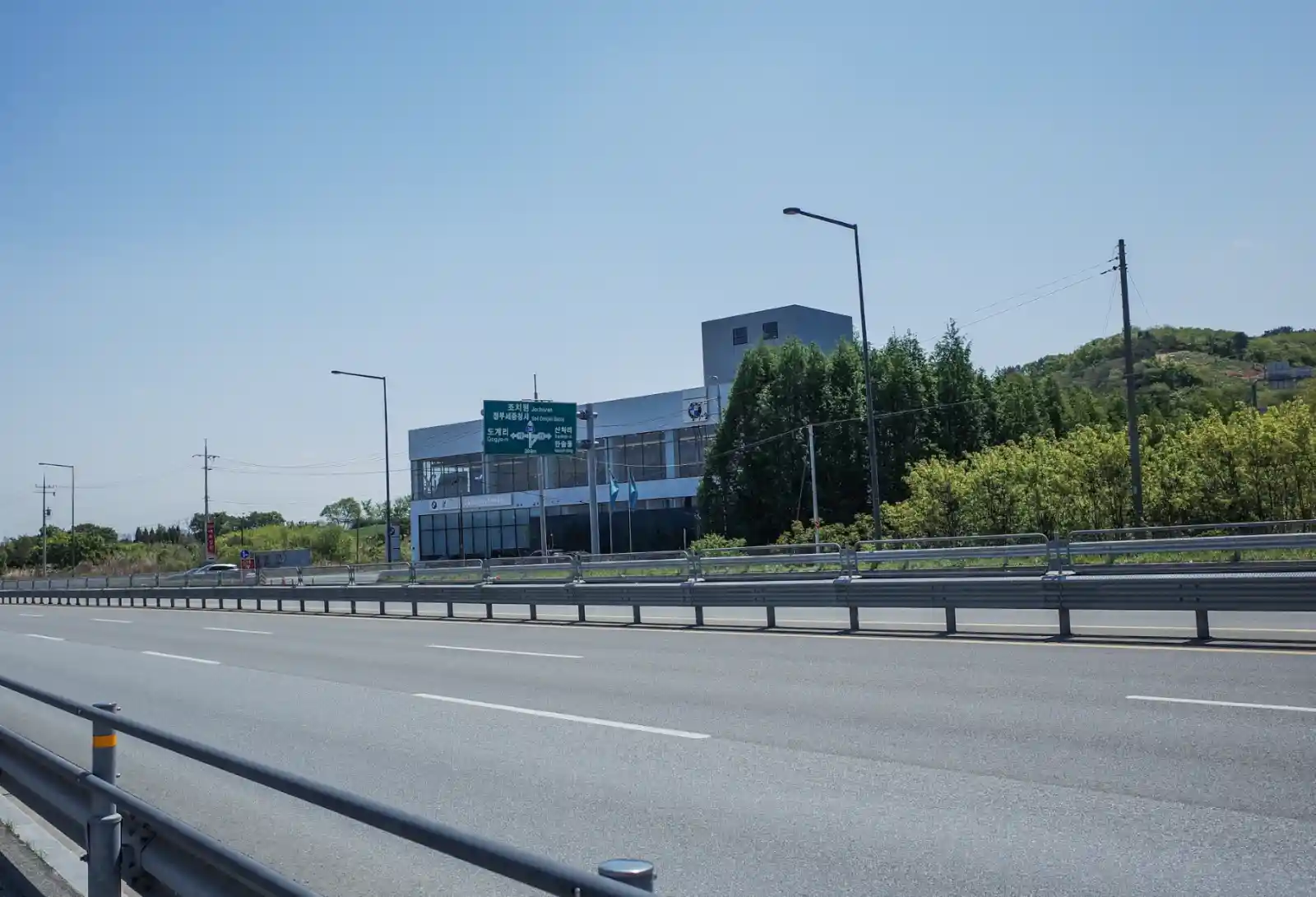 도로 건너편에서 바라본 세종 삼천리 모터스 BMW 전시장