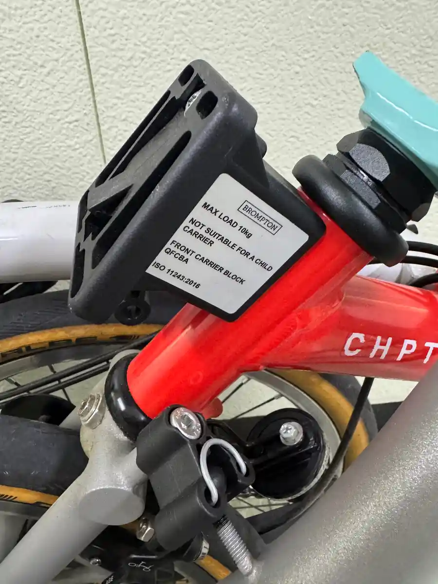 브롬톤 CHPT3 헤드튜브에 장착된 프론트 캐리어 블록 — MAX LOAD 10kg 표기 확인