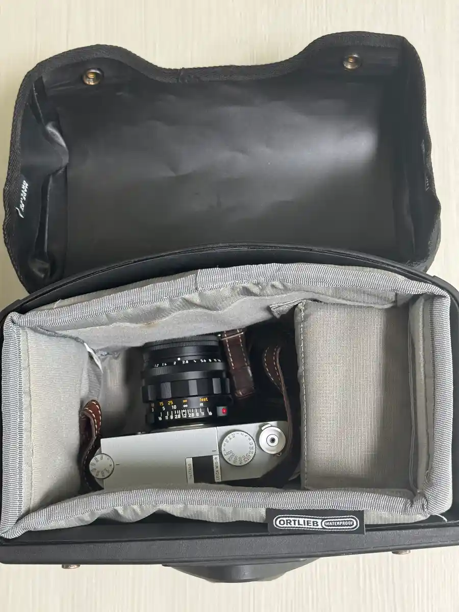 브롬톤 Mini O Bag 내부에 수납된 라이카 바디와 렌즈 — 카메라 인서트 적용 상태