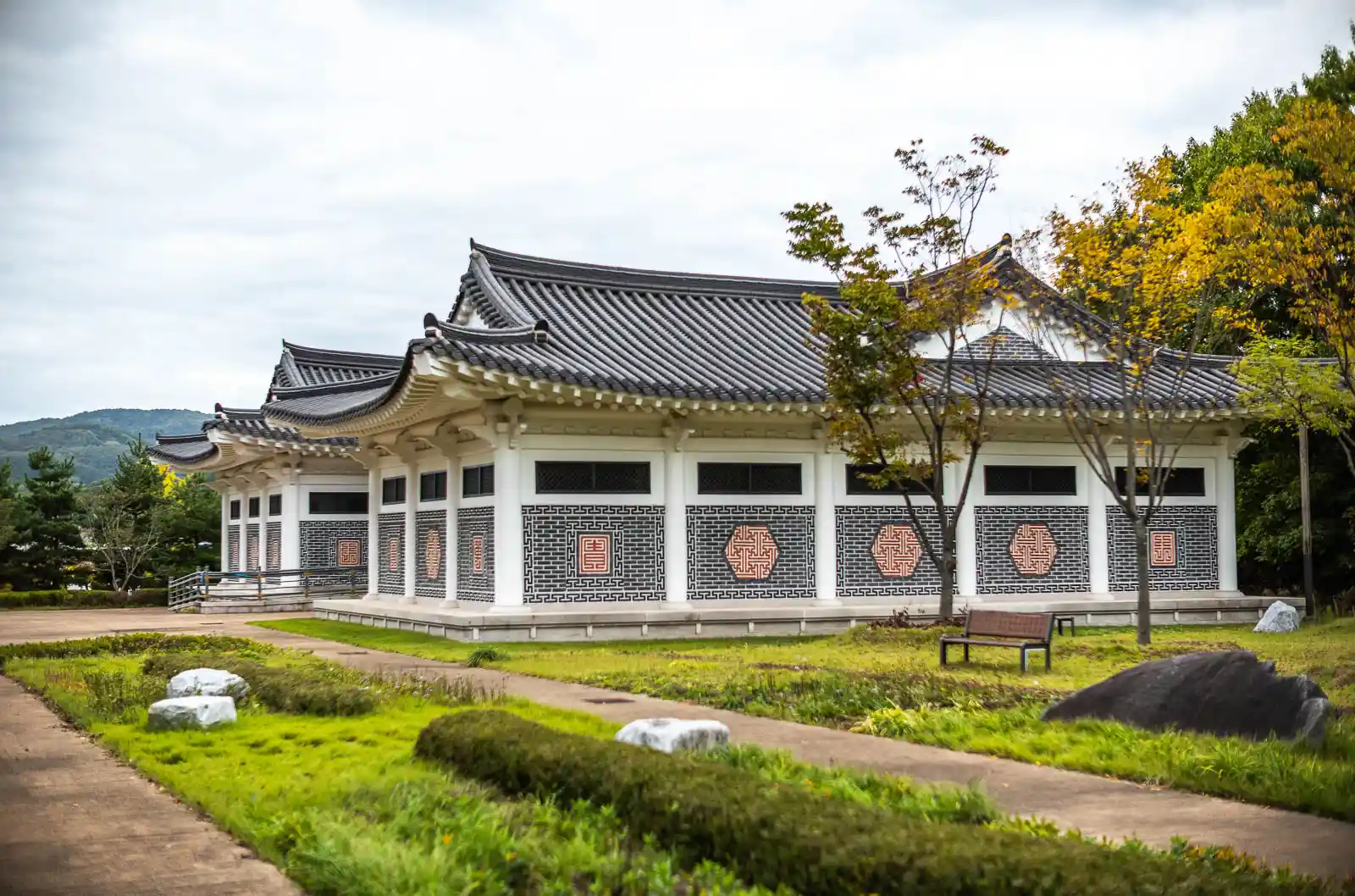 영천 노계문학관 외관, 전통 기와지붕과 격자 문양 벽면이 있는 무료 문학관 건물