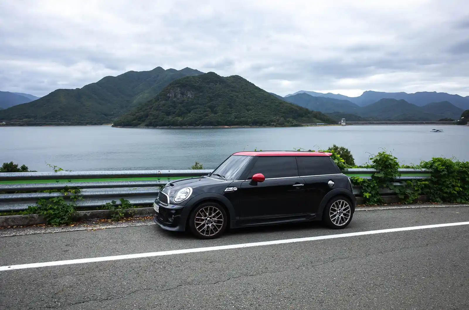 운문댐 수변 국도에 세운 MINI JCW R56, 배경에 운문호와 산이 펼쳐져 있다