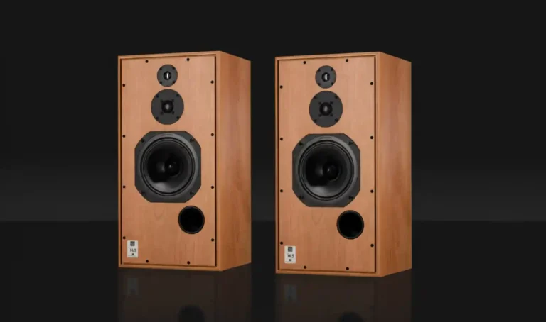 체리 마감의 Harbeth SHL5 Plus XD2 스피커 페어. 다크 배경 앞에 좌우 대칭으로 배치된 두 스피커의 전면이 보이며, 200mm RADIAL 우퍼와 트위터, 슈퍼 트위터 드라이버 구성과 하단 베이스 리플렉스 포트가 확인됩니다.