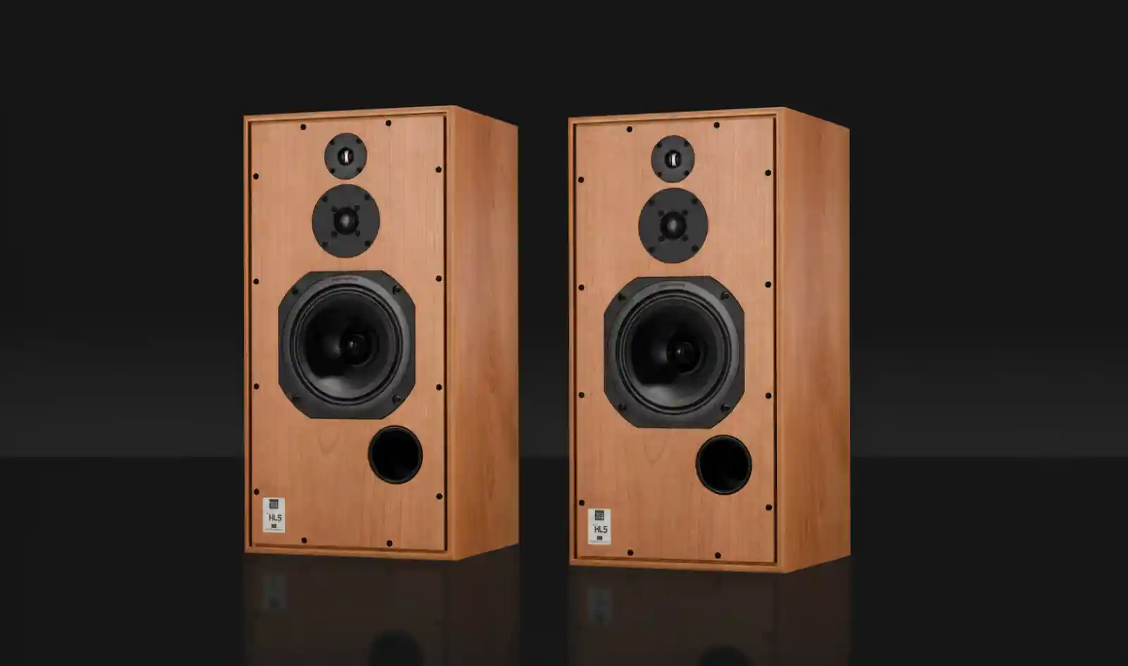 체리 마감의 Harbeth SHL5 Plus XD2 스피커 페어. 다크 배경 앞에 좌우 대칭으로 배치된 두 스피커의 전면이 보이며, 200mm RADIAL 우퍼와 트위터, 슈퍼 트위터 드라이버 구성과 하단 베이스 리플렉스 포트가 확인됩니다.