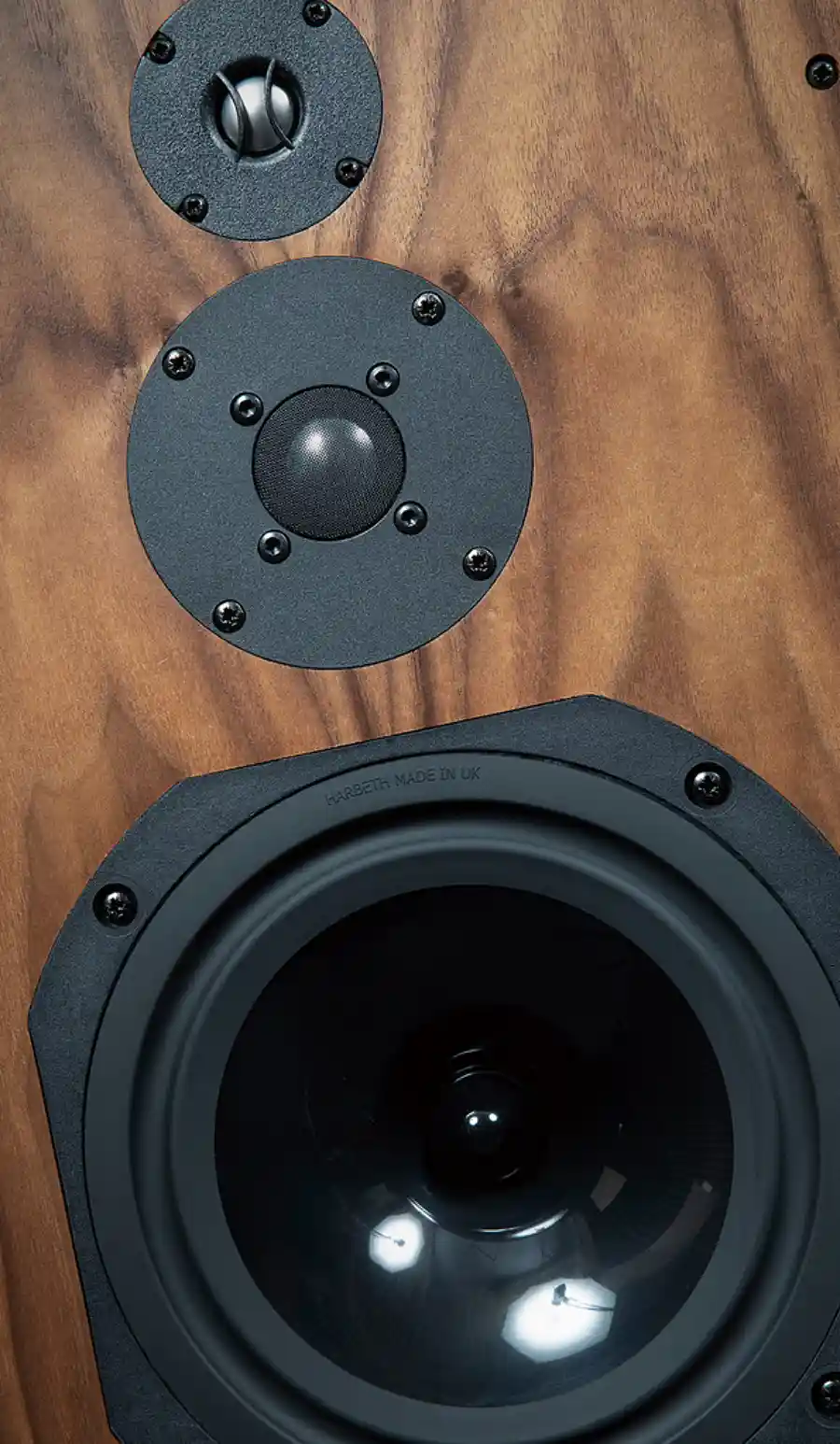 Harbeth SHL5 Plus XD2 전면 드라이버 클로즈업. 월넛 우드 배플 위에 200mm RADIAL 우퍼, 25mm 트위터, 20mm 슈퍼 트위터가 배치되어 있으며 우퍼 프레임에 HARBETH MADE IN UK 각인이 보입니다.