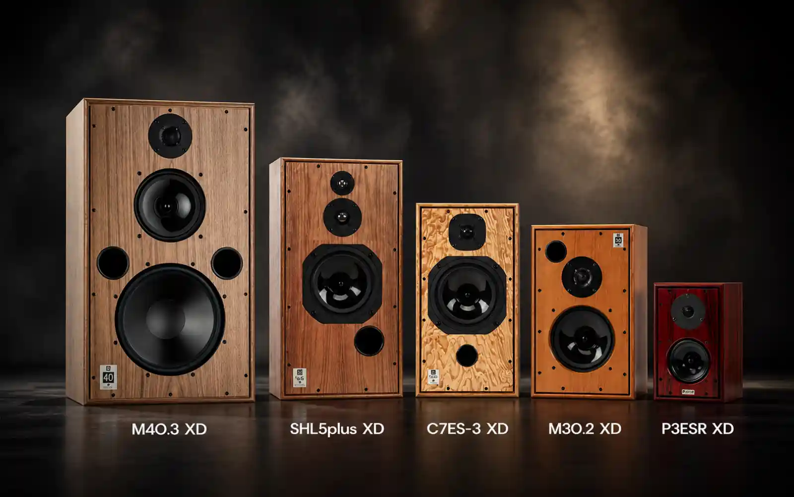 Harbeth XD 라인업 5개 모델 크기 비교. 왼쪽부터 월넛 마감의 M40.3 XD, 월넛 마감의 SHL5plus XD, 버즈아이 메이플 마감의 C7ES3 XD, 체리 마감의 M30.2 XD, 로즈넛 마감의 P3ESR XD가 크기 순서대로 나란히 배치되어 있습니다.