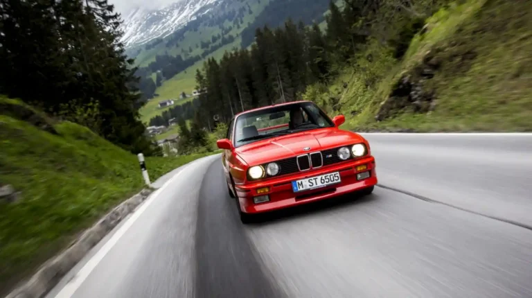 1986년 BMW M3 E30 빨간색, 산악 도로 주행 정면 컷