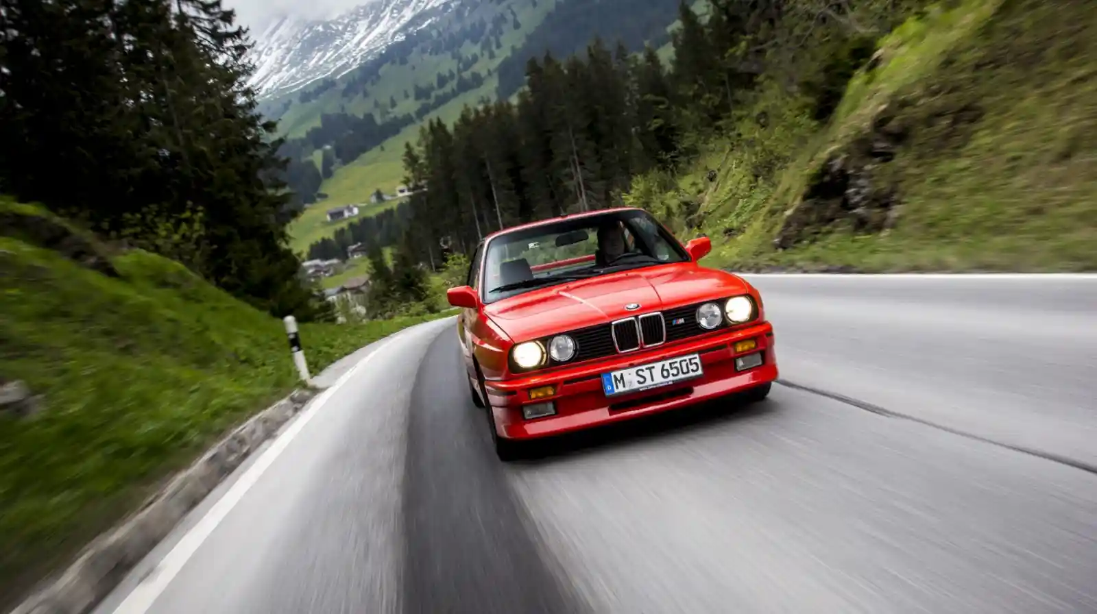1986년 BMW M3 E30 빨간색, 산악 도로 주행 정면 컷