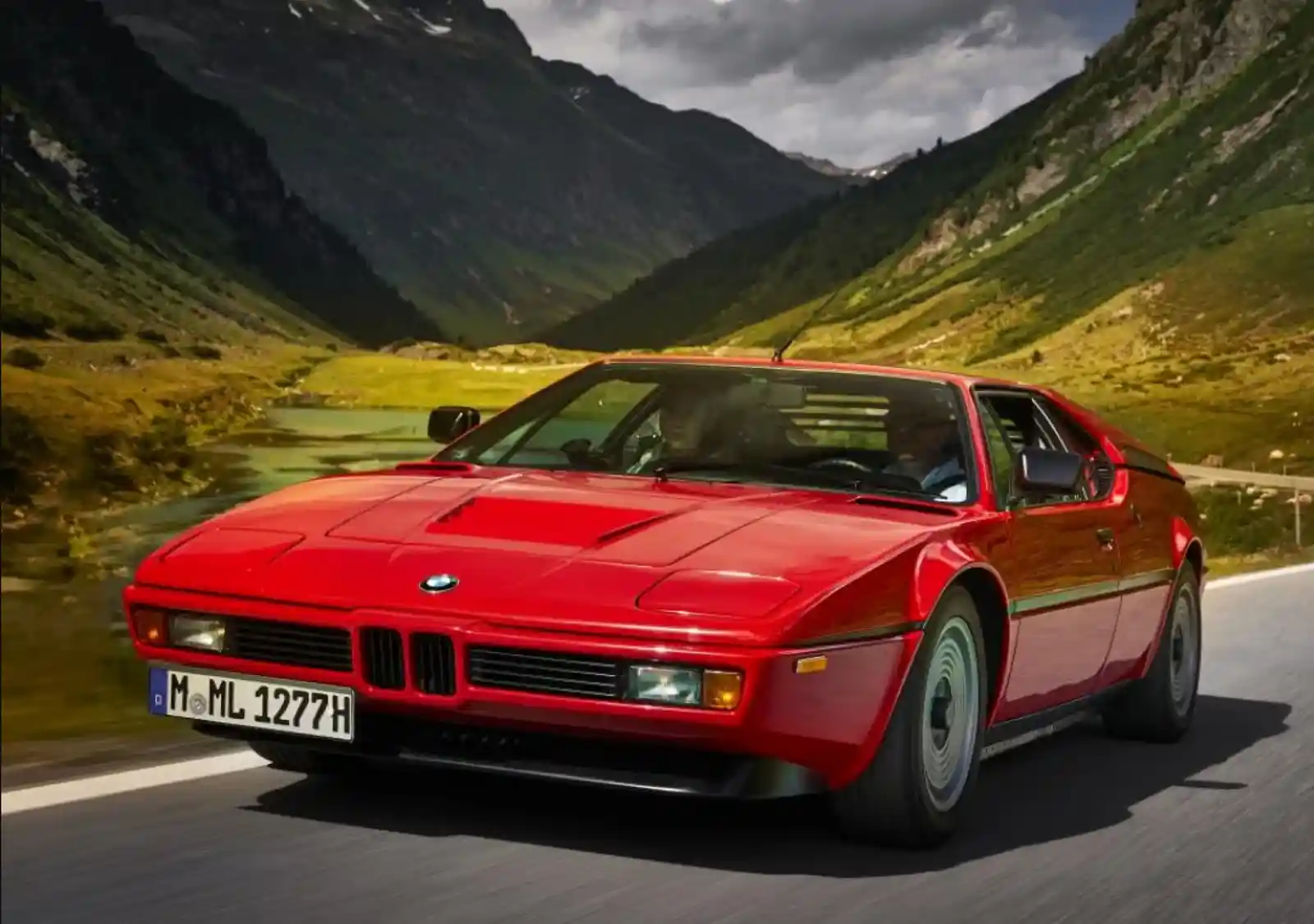 1978년 BMW M1 빨간색, 산악 도로 주행 정면 컷