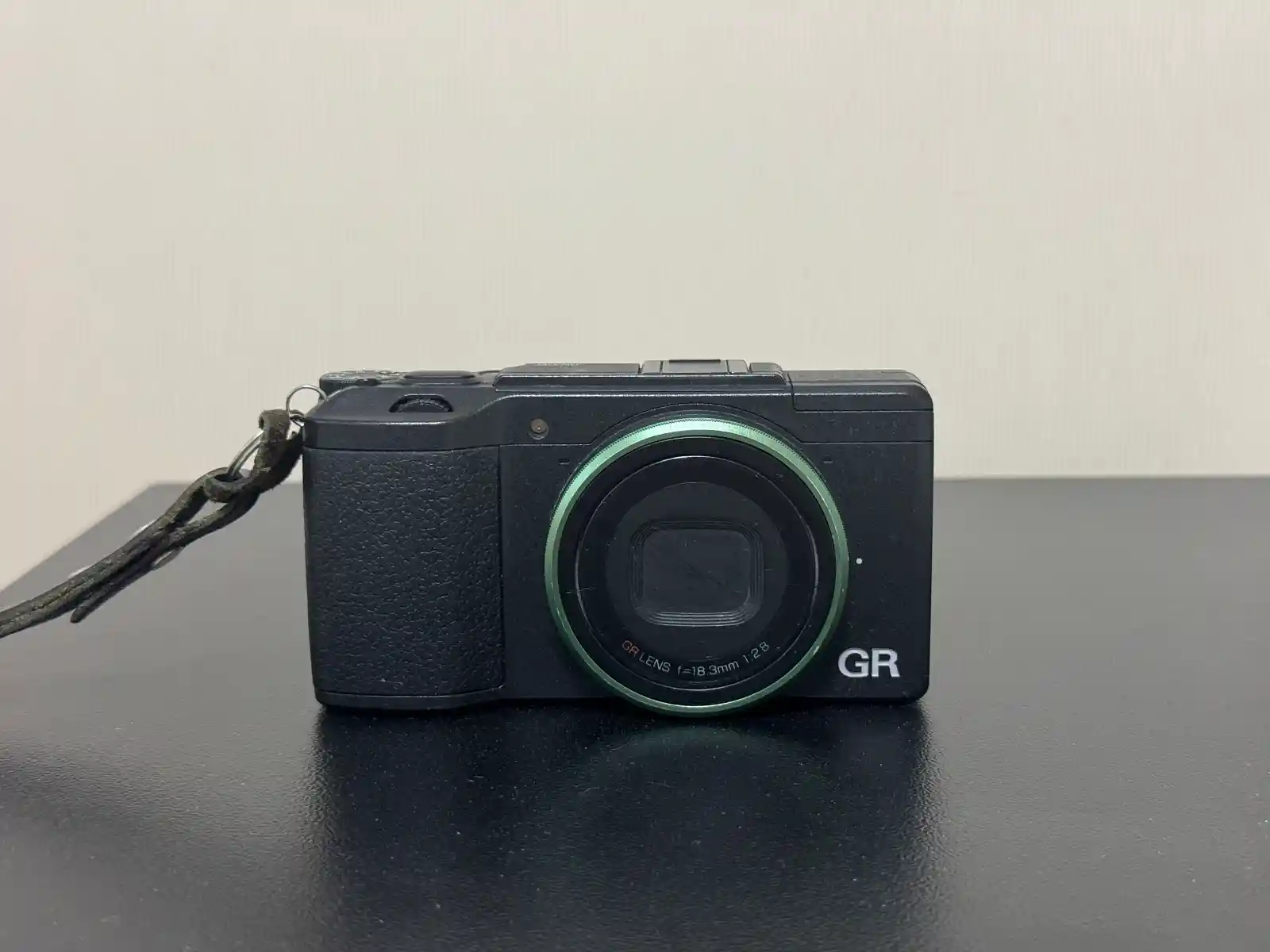 리코 GR2 정면 — GR LENS f=18.3mm 1:2.8 각인이 선명한 APS-C 컴팩트 카메라