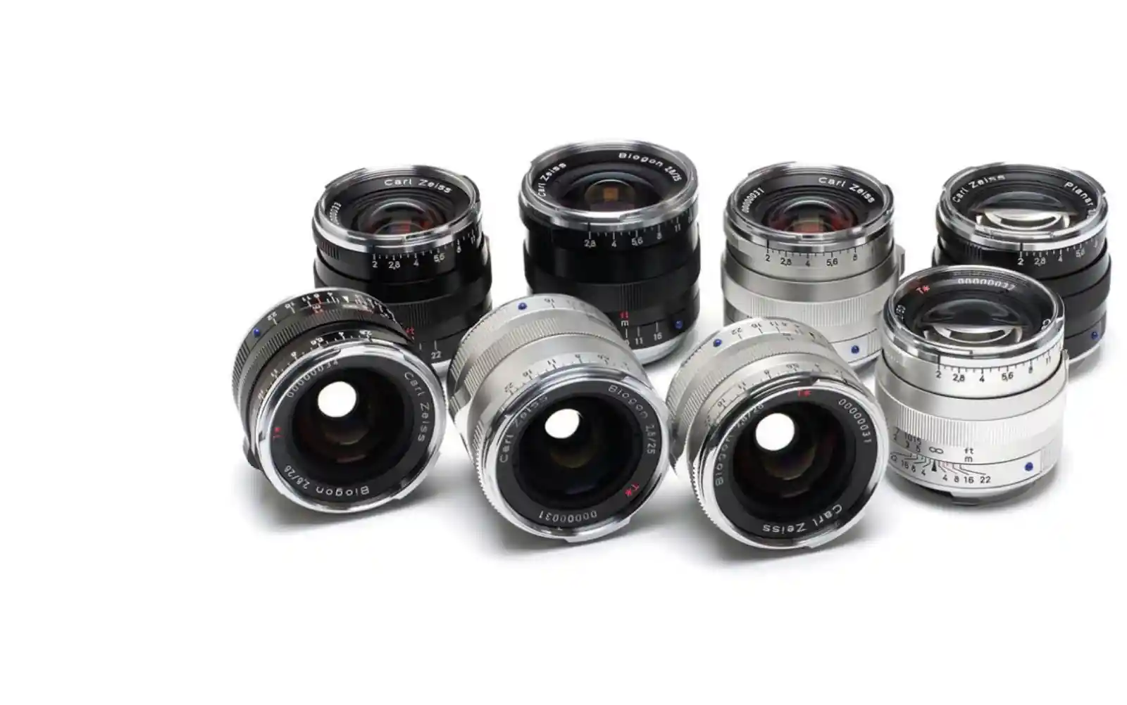 칼 자이스 ZM 렌즈 여러 개를 블랙과 실버 마감으로 나란히 배치한 라인업 사진. Biogon 28mm, 25mm, Planar 50mm 등이 포함되어 있다.