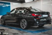 하버캠프 세라믹 틴팅을 시공한 BMW M340i가 전문 시공장에 있는 모습, 어두운 틴팅과 M스포츠 패키지의 세련된 외관