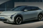 2025 기아 EV4 롱레인지 전면 3/4뷰, 도심형 전기 크로스오버